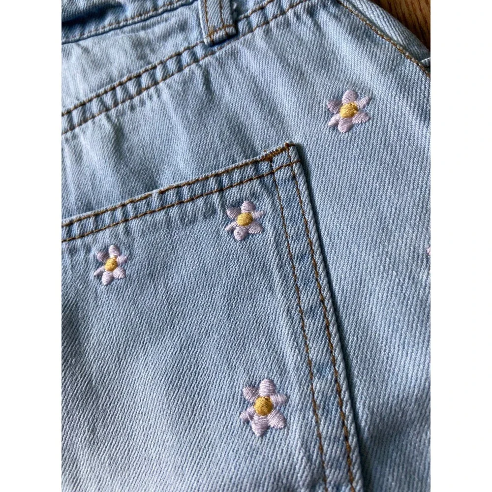 Easel shorts floral embroidered Jean shorts 100% cotton Nwot flowers distressed
